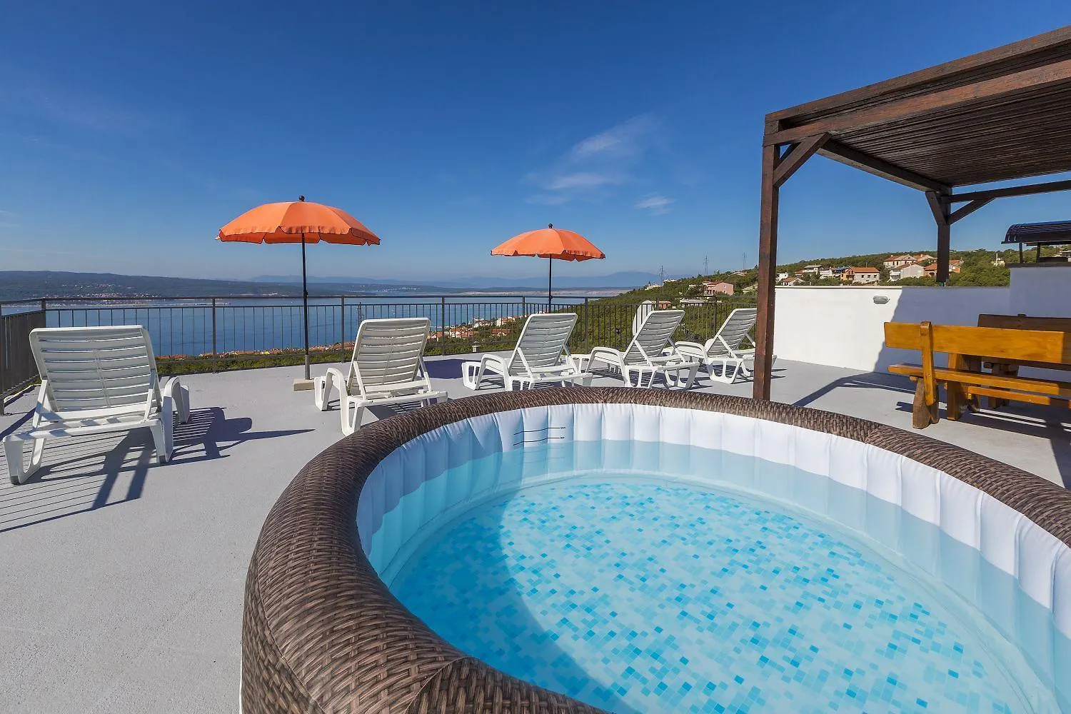 Beeindruckendes Apartment Mit Grosser Dachterrasse, Whirlpool, Meerblick, Grill, Aussendusche Crikvenica